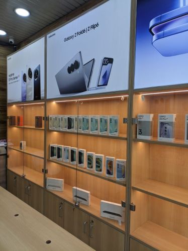 Oppo Mobiles, Color : Black. Common