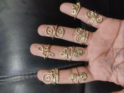 Finger Rings, Shape : Round, Packaging Type : Golden