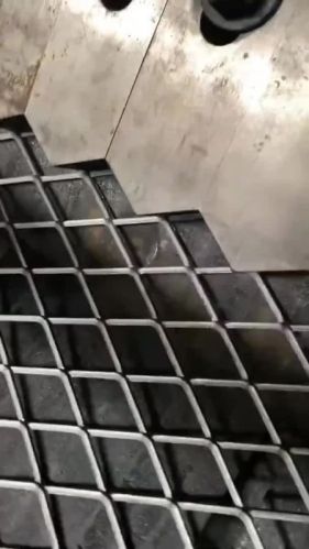 Swan Galvanised Carbon Steel Heavy Expanded Mesh, Color : Grey For Reinforcement, Fencing, Walkways, Grates
