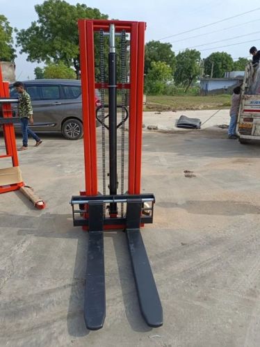 SRE Manual Operated Mild Steel Pallet Stackers, Lifting Capacity : 800kg