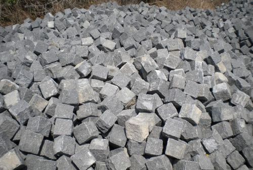 Rough-Rubbing Granite Cube Stone, For Staircases, Kitchen Countertops, Flooring, Size : Standard