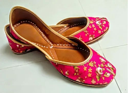 Ladies Party Wear Printed Mojari, Feature : Comfortable, Fine Finishing, Shiny Look