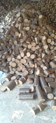 Brown Cylindrical Stick Sawdust Saw Dust Briquettes, For Boilers, Packaging Type : Bag