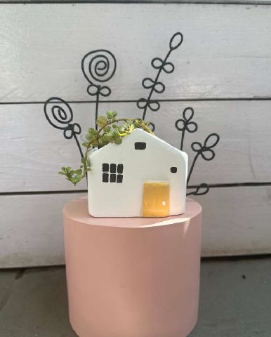 Art Flow Color Coated Concrete House Shaped Planter, For Garden, Hotel, Feature : Attractive Pattern