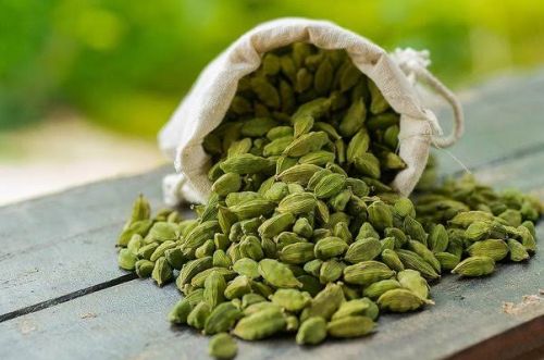 Natural Green Cardamom, For Cooking, Spices, Food Medicine, Packaging Type : Customized