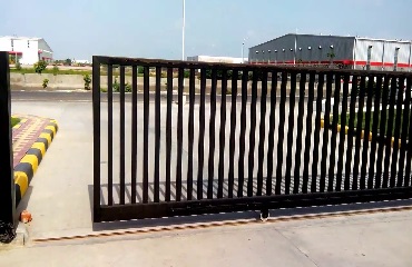 Black Manual Rectangular Paint Coating Industrial Gate, For Indsustrial Usage, Opening Type : Slide