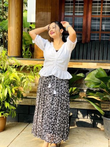 YNF Printed V Neck Hakoba Work Skirt Top, Gender : Female