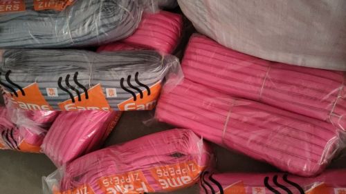 Plain Polished Plastic Pink Color Zippers For Garments, Cushions, Bag