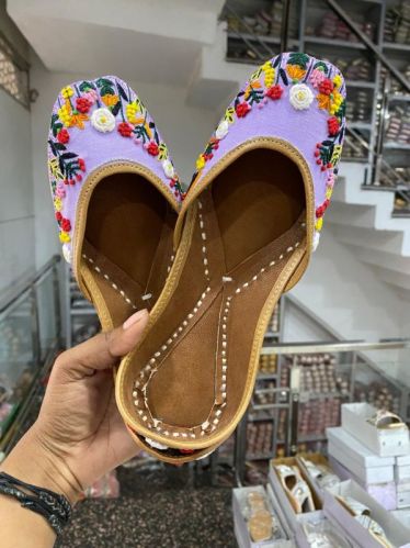 Ladies Multicolor Thread Work Punjabi Jutti