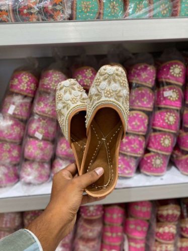 Embroidered Ladies White Punjabi Jutti