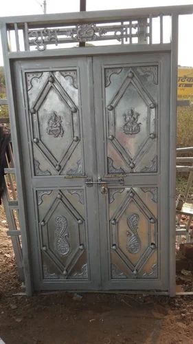 Non Polished Designer Iron Gate For Residential