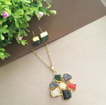 Golden Six Raw Stone Flower Chain Pendant Set