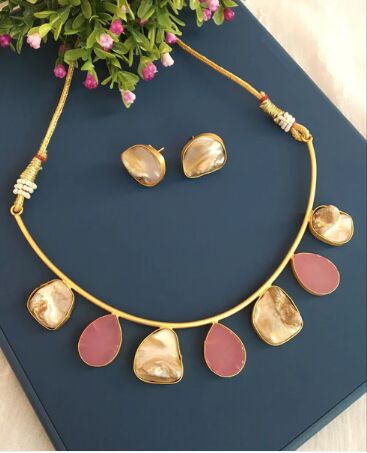 Rinako Raw Stone Mother Of Pearl Cuff Necklace Set