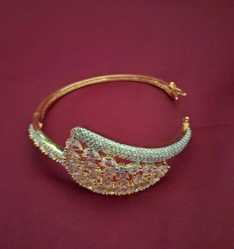 Zevarly Divisha Wedding Openable Bracelet Free Size