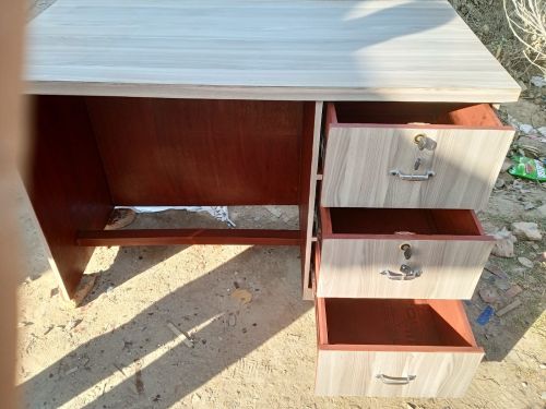 Polished Wood Office Computer Table Standard