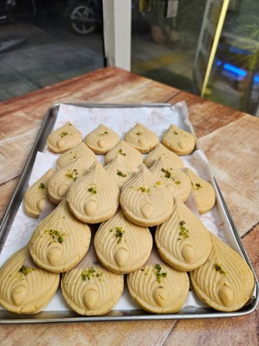 Gur Sandesh, Color : Brown, Taste : Sweet
