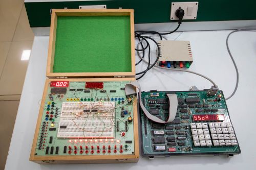 Microprocessor and Microcontroller Lab Equipment