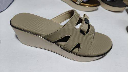 Arohi Casual Platform Slide Sandal, Packaging Type : Box