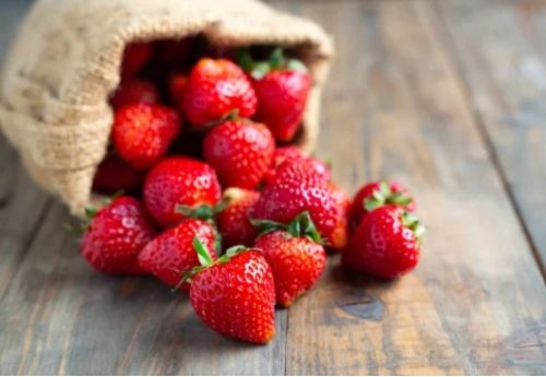 Organic Fresh Strawberry, Packaging Type : Plastic Box