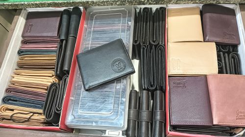 Plain leather wallet, Shape : Square, Packaging Type : Brown