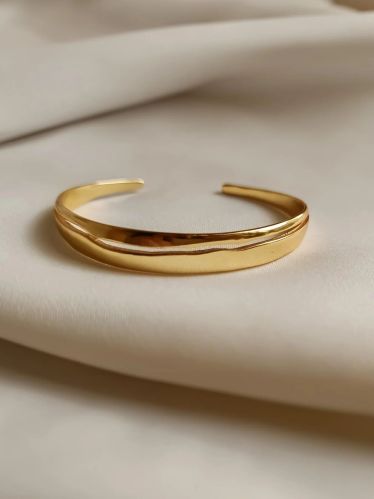 Rose Bracelet, Color : Gold, Packaging Type : Airtight Plastic Bag