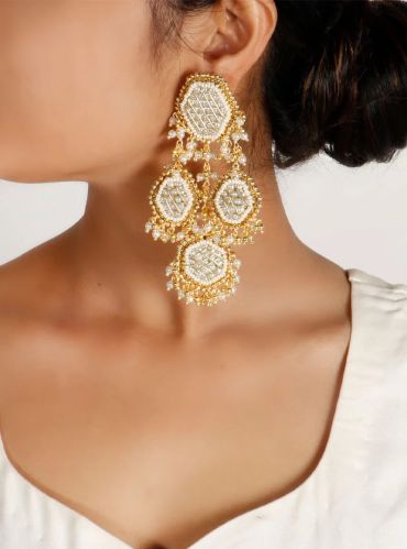 Vaidaan Benazir Ladies Earrings, Color : Gold, Cream