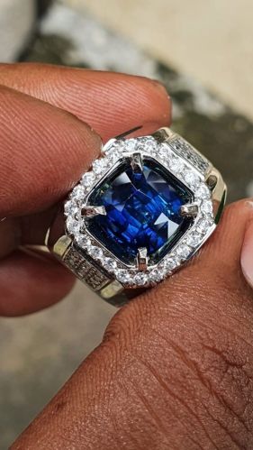 Polished Mens Blue Sapphire Diamond Ring Party Wear