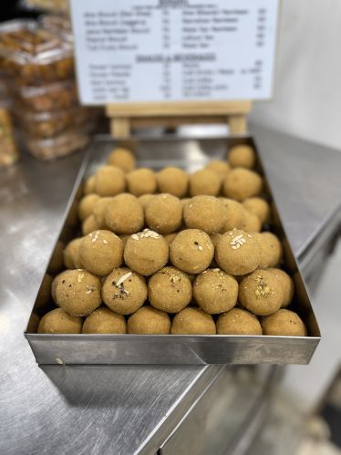 Desi Ghee Besan Laddu Sweets, Brand Name : Dilli Creamery