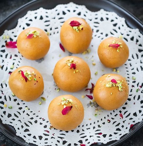 Besan Laddu, Color : Yellow, Taste : Sweet