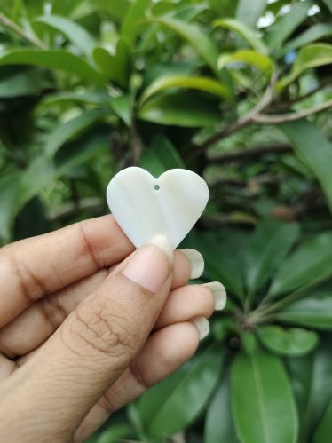 1 INCH - MOTHER OF PEARL SHELL HEART SHAPE