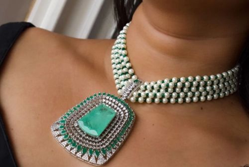 Diamonds Women Emerald Majesty Pearl Necklace Set