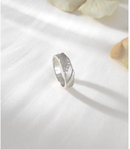 Stylish White Gold Diamond Ring