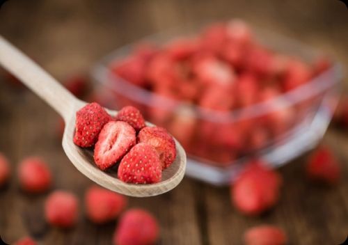 Freeze Dried Strawberries, Color : Red for Snacking, Baking, Topping