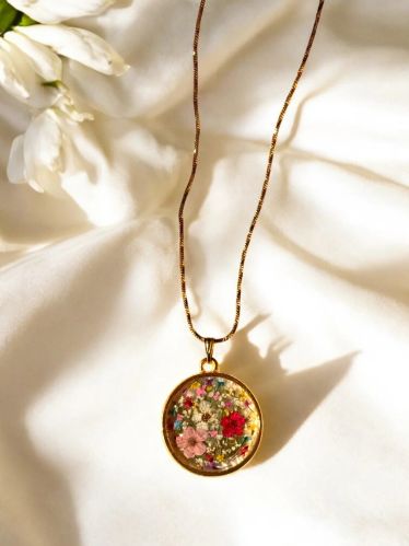 Flower Resin Ladies Pendant Necklace