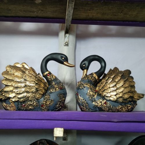 Color Coated Showpiece Home Decor Polyresin Swan Pair Statue