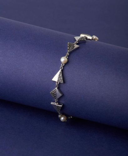 Women Fashionable Stone Studded Real Pearl Bracelet