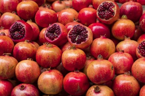 Fresh Pomegranate, Color : Red for Snacking, Juicing