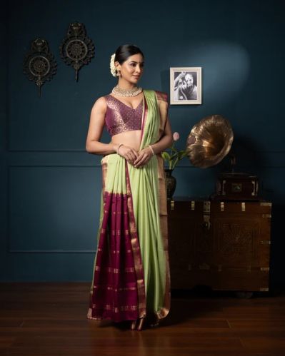 Green Crepe Silk Saree, Work : Zari Weave