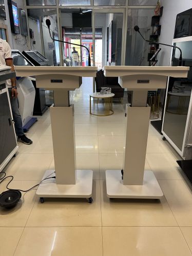 Metallic Polished Plain Metal Lecture Stand Customized