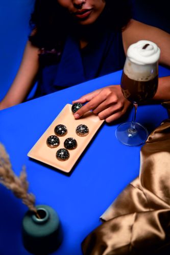 Cocoa Butter Coffee Bite Chocolate, Color : Cream Festive Season