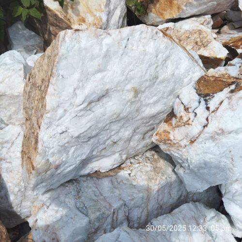 Quartz, Shape : Lumps, Packaging Type : White