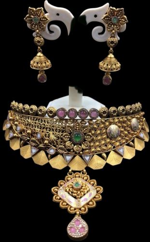 Unique Design Kundan Studded Gold Necklace Set