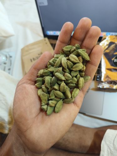 Natural green cardamom Food Grade, Packaging Type : Box, Loose