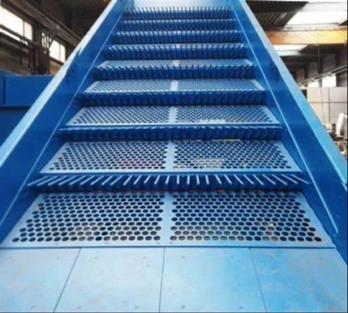 Iron Vibrating Screening Machine, Automation Grade : Semi Automatic