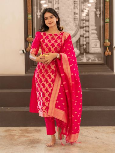 Yura Creation Crepe Lace Border Women'S Kurta Pant Dupatta Set