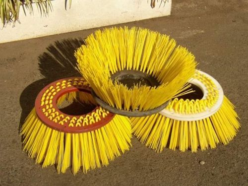 Nylon Sweeper Brushes, Color : Black, Red, Yellow