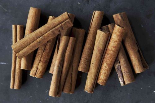 Cinnamon, Shelf Life : 1 Months