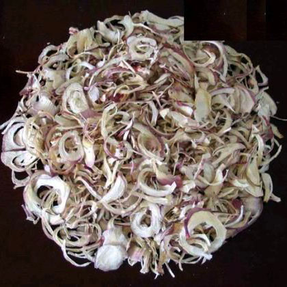 Dehydrated red onion flakes