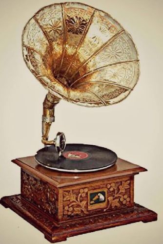 Antique Square Wooden Base Gramophone, For Decorative, Feature : Attractive Design, Fine Finished, Perfect Shape