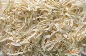 Dehydrated onion flakes